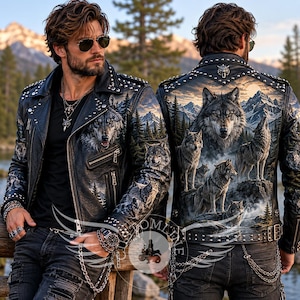 Op de afbeelding: Een zwart leren motorjack met zilveren metalen studs op de revers en schouders. Het jack is voorzien van een gedetailleerde grafische print van wolven in een bergachtig boslandschap op de voor- en achterkant, met een metalen wolfskop-embleem.