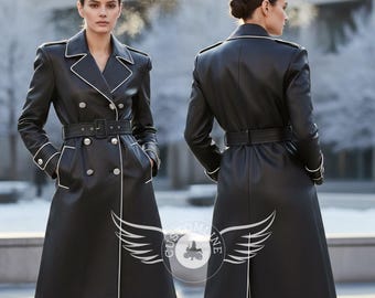 Op de afbeelding: Een zwarte trenchcoat met een dubbele rij knopen, zilverkleurige knopen, een bijpassende ceintuur en witte biezen langs de revers, manchetten en zoom. De jas wordt van voor- en achterkant getoond, met een logo-watermerk aan de onderkant.