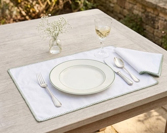 SET DI TOVAGLIETTE IN VOILE - Set di tovagliette in voile bianco salvia con bordo all'uncinetto verde, elegante biancheria da tavola minimalista