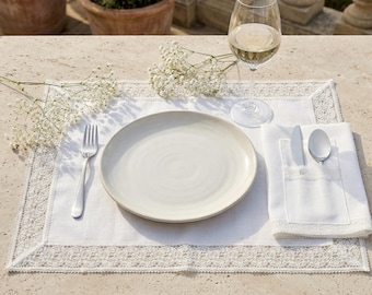 SET DI TOVAGLIETTE CON PORTAPOSATE, Set di tovagliette in lino bianco con pizzo e tasca portaposate, elegante apparecchiatura, arredamento da pranzo in stile francese vintage