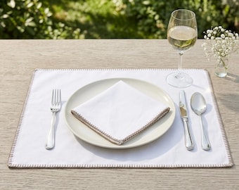SET DI TOVAGLIETTE IN VOILE - Set di tovagliette in voile bianco pietra con bordo all'uncinetto color pietra, elegante biancheria da tavola minimalista