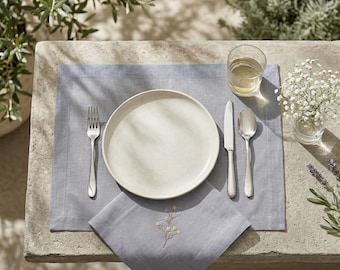 SET DI TOVAGLIETTE IN LINO - Set di tovagliette in lino grigio e blu polvere con tovagliolo floreale ricamato, elegante biancheria da tavola