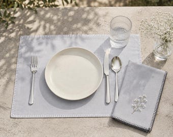 SET DI TOVAGLIE - VIOLA - Set di tovagliette grigio chiaro con tovagliolo con bordo all'uncinetto, elegante decorazione minimalista per la tavola