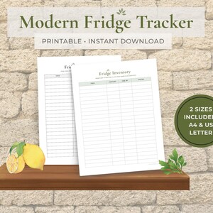 Könnte beinhalten: Zwei weiße, bedruckbare Kühlschrank-Tracker-Blätter mit dem Text "Modern Fridge Tracker" und "Fridge Inventory". Die Blätter liegen auf einem Holzregal mit Zitronen und Grünzeug. Der Text "PRINTABLE • INSTANT DOWNLOAD" ist ebenfalls sichtbar.