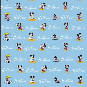 Puede incluir: Fondo azul claro con un patr&oacute;n de Mickey Mouse en varias poses. Cada Mickey Mouse est&aacute; acompa&ntilde;ado por el nombre "William" en fuente cursiva blanca. Mickey lleva pantalones cortos rojos, zapatos amarillos y guantes blancos.
