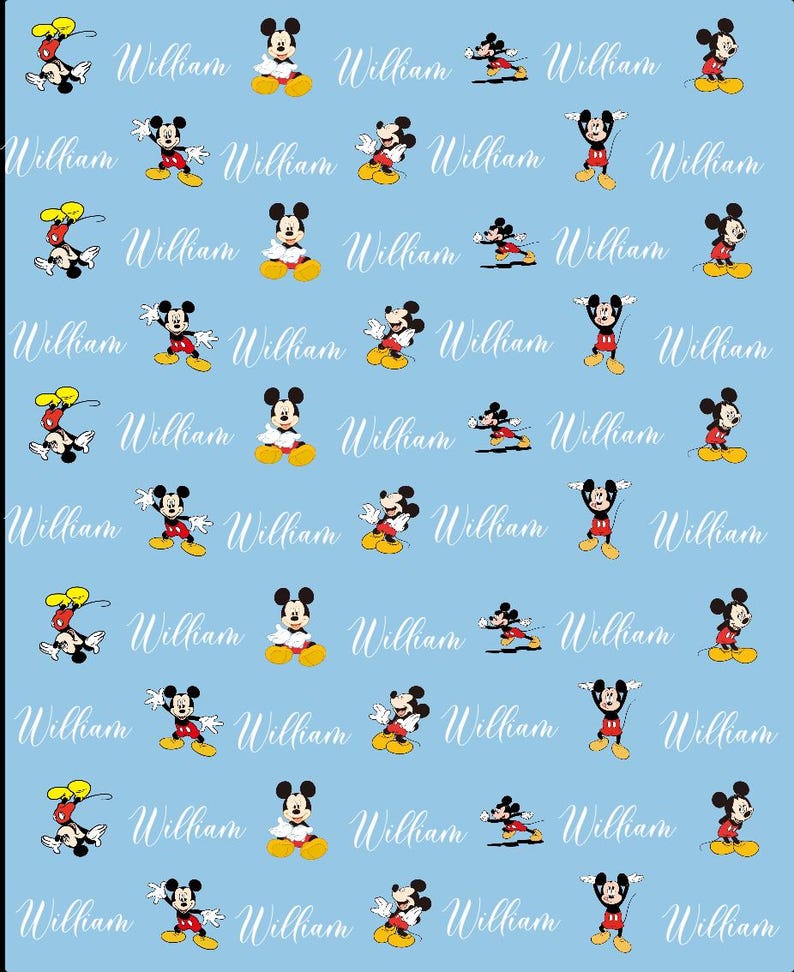 Puede incluir: Fondo azul claro con un patr&oacute;n de Mickey Mouse en varias poses. Cada Mickey Mouse est&aacute; acompa&ntilde;ado por el nombre "William" en fuente cursiva blanca. Mickey lleva pantalones cortos rojos, zapatos amarillos y guantes blancos.
