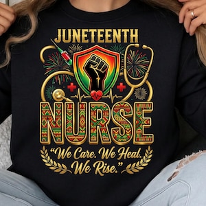 Op de afbeelding: Zwarte sweatshirt met een kleurrijk Juneteenth-ontwerp. Het ontwerp bevat het woord "JUNETEENTH" boven het woord "NURSE" in een decoratief lettertype. Een vuist, stethoscoop en de zin "We Care. We Heal. We Rise." zijn ook aanwezig.