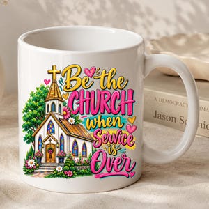 Pode incluir: Uma caneca de cer&acirc;mica branca com uma ilustra&ccedil;&atilde;o colorida de uma igreja rodeada por flores e &aacute;rvores. O texto "Be the CHURCH when Service is Over" est&aacute; impresso numa mistura de letras amarelas e cor-de-rosa com pequenos cora&ccedil;&otilde;es.