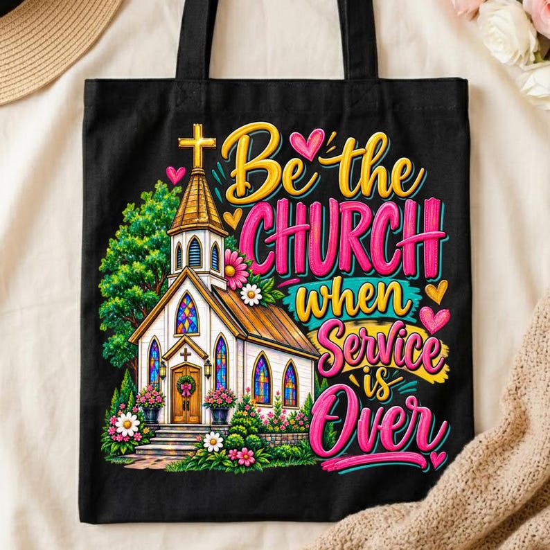 Pode incluir: Uma sacola preta com um gr&aacute;fico colorido de uma igreja branca com torre, vitrais e flores. O texto diz Be the CHURCH when Service is Over, decorado com cora&ccedil;&otilde;es ornamentais em tons de amarelo, rosa e azul.