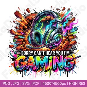Puede incluir: Un diseño gráfico que muestra auriculares de juego con micrófono frente a una pared de ladrillos desmoronándose. El texto dice SORRY CAN'T HEAR YOU I'M GAMING en letras coloridas estilo grafiti con efectos de pintura goteando.