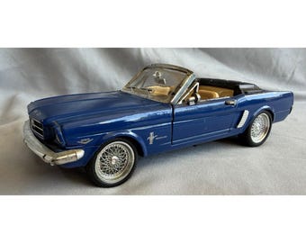 Modellino vintage Ford Mustang Convertible del 1964 1/2 in metallo pressofuso, colore blu, scala 1/18.