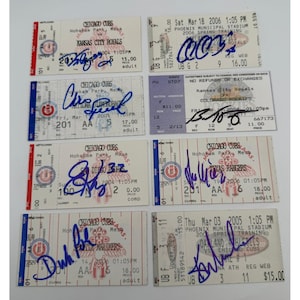 Puede incluir: Una colección de ocho boletos de béisbol rectangulares de papel de varios juegos en Hohokam Park y Phoenix Municipal Stadium. Cada boleto presenta nombres de equipos, fechas, precios e información de asientos impresos, con firmas a mano en tinta.