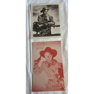 Op de afbeelding: Twee vintage foto's met cowboy-acteurs. De bovenste foto is zwart-wit en toont een man met een cowboyhoed en franjesjas, met de handtekening "Jack Mahoney" en "Bob Steele". De onderste foto is rood getint, met de naam "Bill Elliott" en een man die een pistool vasthoudt.