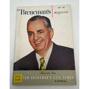 Pode incluir: Uma edição vintage de julho da revista Tom Breneman com o retrato de um homem de terno escuro e gravata estampada. O texto da capa diz Memorial Issue, Tom Breneman's Life Story por Ted Malone, e inclui uma caixa amarela Special Feature.