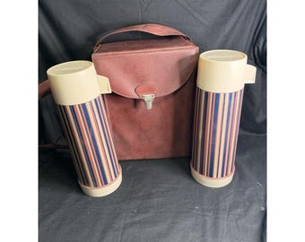 Juego de termo doble pinta a rayas marrones estilo retro vintage Aladdin con estuche y bolsa de transporte.