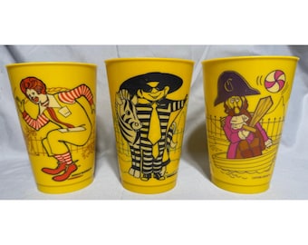 Set di bicchieri di plastica vintage McDonald's del 1978 con Ronald McDonald, Hamburglar e Captain Crook.