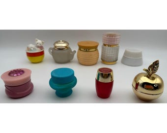 Lote vintage de 9 frascos vazios de perfume Avon, sachês de creme, maçã e bule de chá.