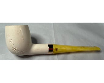 Pipa de tabaco de espuma de mar vintage con cazoleta blanca tallada con motivos florales y tallo jaspeado amarillo.