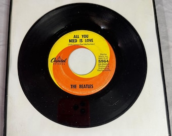 Disco de vinilo Capitol 5964 de The Beatles, "All You Need Is Love", 45 RPM.