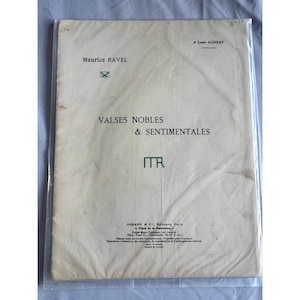 Könnte beinhalten: Ein Notenblatt mit dem Titel "Valses Nobles & Sentimentales" von Maurice Ravel, in einer Plastikhülle. Der Titel und der Name des Komponisten sind in schwarzer Schrift auf cremefarbenem Hintergrund gedruckt.