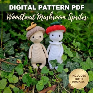 Puede incluir: Patrón digital PDF para Woodland Mushroom Sprites. La imagen muestra dos figuras de setas de ganchillo, una beige y otra blanca, cada una con un sombrero de seta. La seta beige tiene un sombrero marrón claro, y la seta blanca tiene un sombrero rojo. El texto "Includes Both Designs!" también es visible.