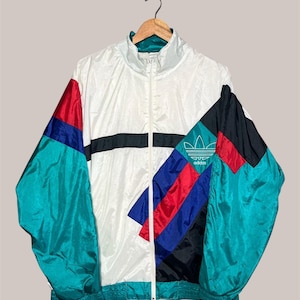 Vintage 90-tals Adidas Trefoil vindjacka | Retro färgblocksmönster geometrisk träningstopp i nylon | Blågrön röd blå vit | Saiz XXL