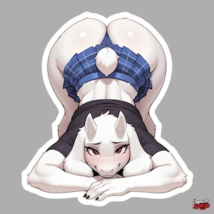 Peut inclure: Un autocollant représentant un personnage de chèvre anthropomorphe blanc avec des cornes, des yeux rouges et un t-shirt noir, portant une jupe plissée à carreaux bleus. Le personnage est agenouillé avec le texte OopsItsSpicy en bas à droite.