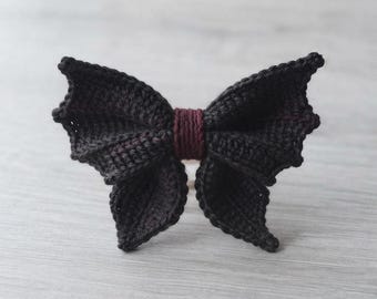 Patrón de ganchillo para llavero con lazo de alas de murciélago, PDF de ganchillo con lazo gótico, patrón de llavero de murciélago de Halloween, PDF para dije de bolso de estilo Dark Academia