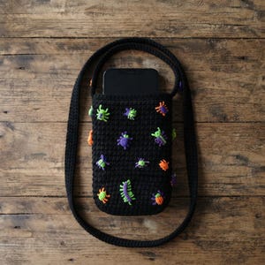 ハロウィンかぎ針編みスマホバッグパターン、かぎ針編み虫スマホポーチ、Y2Kクロスボディスマホバッグ、昆虫バッグPDF、不気味なかぎ針編みスマホバッグパターン