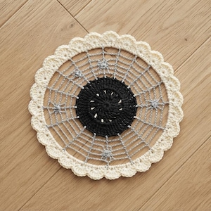 Häkelanleitung für Spinnennetz-Untersetzer, Häkelanleitung für Halloween-Tischsets, Spinnennetz-Deckchen (PDF), Gotische Tischsets (PDF), Gehäkelte Halloween-Dekoration