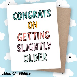 Félicitations pour avoir vieilli un peu, carte d'anniversaire amusante par Veronica Dearly Illustration colorée lumineuse audacieuse carte de voeux simple personnalisée