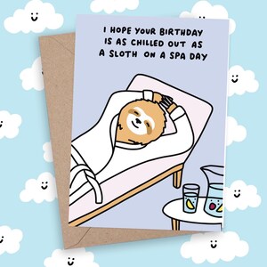 Sloth Spa Day Biglietto di compleanno Divertente Veronica Dearly Celebrazione Massaggio Relax Chill Out Commedia Illustrazione Arte Vuoto Personalizzato Colorato Viola