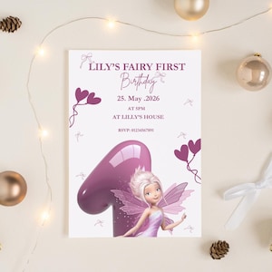 Può includere: Un invito di compleanno con la scritta "LILY'S FAIRY FIRST Birthday" in viola. L'invito presenta una fatina dei cartoni animati con ali rosa e un grande numero uno viola. La data è il 25 maggio 2026, alle 17:00.