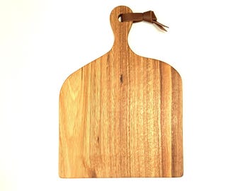 Red Gum Eucalyptus Charcuterie Board with Handle Item # 2609ULRG018