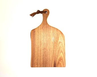 Red Gum Eucalyptus Charcuterie Board with Handle Item # 2609ULRG020