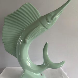 Scultura monumentale vintage di pesce spada Royal Haeger, colore verde acqua, ceramica MCM.