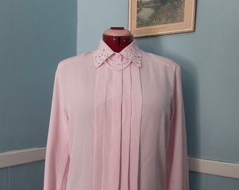 1980 Pink Blush blouse by Carroll Reed,  Cottage Core cut out lace collar & pearls, Dusty rose vintage blouse size small petite