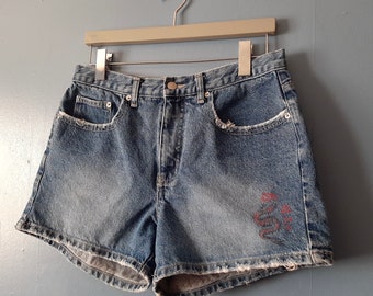 short en jean vintage Santa Barbara mi-hauteur, short en jean vieilli des années 80 avec bords effilochés / 32 pouces de taille / Taille 15