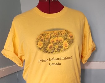 Vintage sunny yellow Sunflower PEI Canada Souvenir Tee-shirt, Size Large