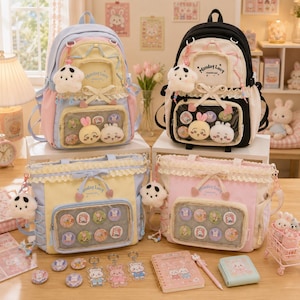 Könnte beinhalten: Vier Rucksäcke und zwei Tragetaschen in Pastellfarben, mit dekorativen Spitzenbesätzen und dem Text "Monday Lucy". Jede Tasche hat eine transparente Tasche mit Cartoon-Anstecknadeln und einem Plüschanhänger. Zusätzliches Zubehör umfasst Schlüsselanhänger, Notizbücher und Anstecknadeln.