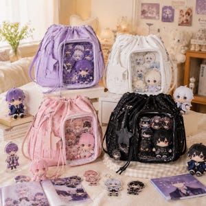 Pode incluir: Quatro sacos com cordão em roxo, branco, rosa e preto, cada um com um bolso frontal transparente cheio de bonecas em estilo anime. Os sacos têm detalhes em forma de estrela e são rodeados por figuras e acessórios adicionais.