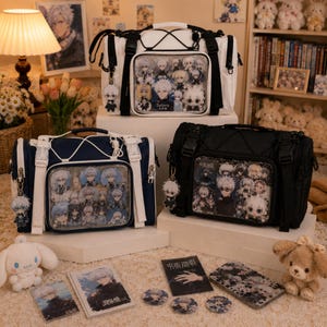 Puede incluir: Tres bolsas ita de diferentes colores, blanco, azul marino y negro, cada una con un bolsillo frontal transparente lleno de merchandising de personajes. Las bolsas tienen correas ajustables y llaveros decorativos. También se incluyen tarjetas pequeñas y pines redondos.