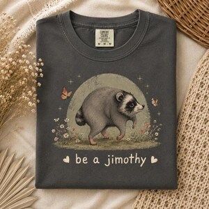 Camiseta "Sé un Jimothy", Camiseta de Jimothy el mapache, Camiseta divertida de Jimothy, Camiseta de mapache adorable, Regalo de Jimothy, Camiseta con estampado de animales del bosque