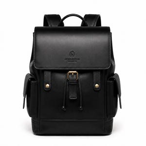 Puede incluir: Una mochila de cuero negro con una solapa superior con cierre de hebilla en tono dorado, dos bolsillos laterales con botones a presión y un compartimento principal con cordón. La solapa frontal muestra el logo y texto NOBLEHIDE LEATHER CO.