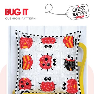 以下が含まれることがあります： 白地に黒と白の縁取りのあるクッションは、白目をした赤と黒のテントウムシの寄せ集め模様になっています。クッションは黄色の椅子の上に置かれています。画像の上部には「BUG IT CUSHION PATTERN」というテキストがあります。画像の右上にはタグに「Claire Turpin - DESIGN」というテキストがあります。