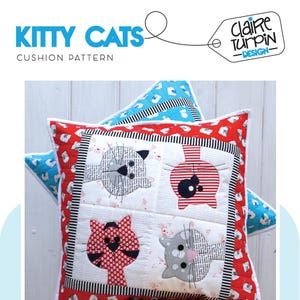 Puede incluir: Un patrón de cojín con un diseño rojo, blanco y negro con cuatro caras de gatitos. El patrón se titula "Kitty Cats Cushion Pattern" y es de Claire Turpin Design.