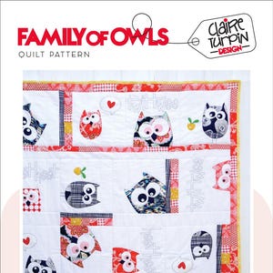 Puede incluir: Un patrón de colcha con una familia de búhos con el texto "Family of Owls" y "Claire Turpin - Design". Los búhos son de varios colores y patrones, incluyendo rojo, azul y blanco. La colcha es blanca con bordes rojos y amarillos.