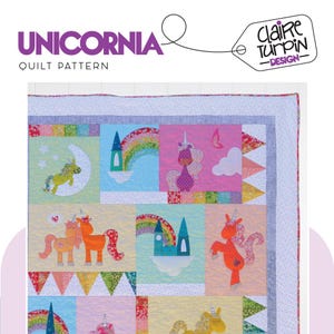 Puede incluir: Un patrón de colcha colorido con unicornios, arcoíris y castillos. El patrón se llama "Unicornia" y está diseñado por Claire Turpin.