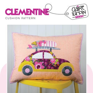 Puede incluir: Una almohada rosa con un coche amarillo con una tabla de surf en la parte superior. El coche está decorado con tela floral. La almohada está sentada en una silla amarilla. El texto "Clementine Cushion Pattern" y "Claire Turpin - Design" es visible en la imagen.