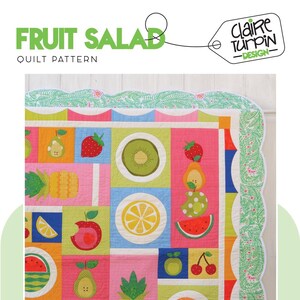 Może przedstawiać: Kolorowy wzór patchworku przedstawiający różne owoce, w tym arbuza, ananasa, kiwi, cytrynę, gruszkę i wiśnie. Patchwork jest ozdobiony zielono-białym falistym brzegiem. W obrazie widoczny jest tekst "Fruit Salad Quilt Pattern" i "Claire Turpin Design".